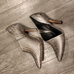 Alice + Olivia Silver Metallic Croc Tamara Heels Size 38 1/ 2